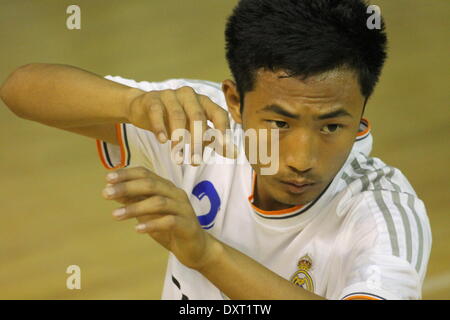 Pataliputra complesso sportivo, Kankarbagh, Patna, Bihar, in India, il 30 marzo 2014. I giocatori in azione durante il XVII Junior, Nazionale Sepak Takraw campionati. I guadagni di gioco lento popolarità in India ora. Foto di Rupa Ghosh/Alamy Live News. Foto Stock