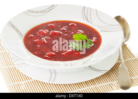 Zuppa di barbabietole in una piastra con cucchiaino Foto Stock