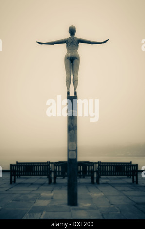 Il Diving Belle, scultura da Craig Knowles su Vincent's Pier, South Bay di Scarborough, Regno Unito. Foto Stock