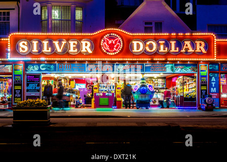 Silver Dollar, galleria di divertimenti sul lungomare, Scarborough, Regno Unito. Foto Stock