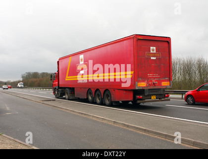 Un Royal Mail carrello che viaggia lungo la A12 a doppia carreggiata in Essex, Inghilterra Foto Stock