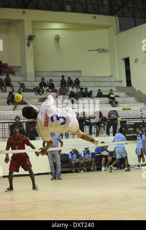 Pataliputra complesso sportivo, Kankarbagh, Patna, Bihar, in India, il 30 marzo 2014. I giocatori in azione durante il XVII Junior, Nazionale Sepak Takraw campionati. I guadagni di gioco lento popolarità in India ora. Foto di Rupa Ghosh/Alamy Live News. Foto Stock