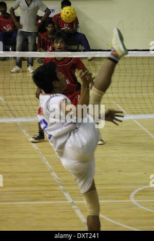 Pataliputra complesso sportivo, Kankarbagh, Patna, Bihar, in India, il 30 marzo 2014. I giocatori in azione durante il XVII Junior, Nazionale Sepak Takraw campionati. I guadagni di gioco lento popolarità in India ora. Foto di Rupa Ghosh/Alamy Live News. Foto Stock