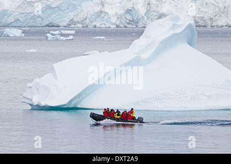 Antartide il turismo tra il paesaggio di iceberg, iceberg, ghiacciaio, e ghiaccio con i turisti in zodiacs. Penisola antartica. Foto Stock