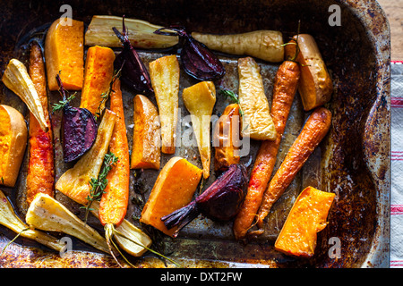 Un vassoio di forno verdure arrosto Foto Stock