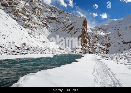 Trekking sulla congelati Zanskar fiume in Ladakh Foto Stock