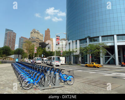 Manhattan, New York, Stati Uniti d'America. 20 agosto 2014. Biciclette a noleggio di agenzia di noleggio stand Citibike nel rack di bicicletta vicino a Battery Park in Manhattan, New York, Stati Uniti d'America, 20 agosto 2014. Foto: Alexandra Schuler/dpa/Alamy Live News Foto Stock