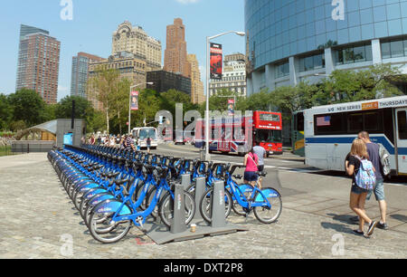 (FILE) - Un archivio foto, datata 20 agosto 2014, mostra le biciclette in affitto di agenzia di noleggio Citibike in piedi il portabiciclette vicino a Battery Park in Manhattan, New York, Stati Uniti d'America. Foto: Alexandra Schuler Foto Stock