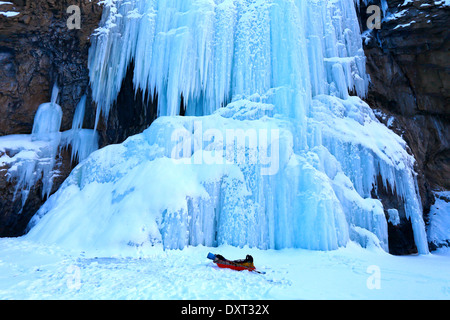 Trekking sulla congelati Zanskar fiume in Ladakh Foto Stock