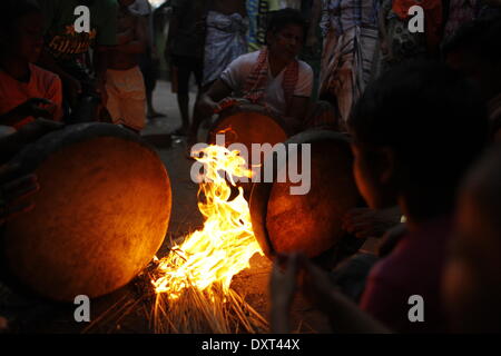 Dacca in Bangladesh. 30 Mar, 2014. Telugu, una motospazzatrice comunità in Bangladsh. Sono venuto a questo paese da Andhra prodesh, India. La loro cultura è ricca. ''Shetola Puja'' o ''Spring Festival'' è il principale di culto . La malattia, nella speranza di liberazione dal dolore per osservare questa festa sacra . Dio di questo culto Shetola nome - Ola madre. Questa Ola madre mantenerli esenti da malattia . Credito: ZUMA Press, Inc./Alamy Live News Foto Stock