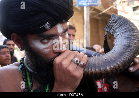 Lahore, Madhu Lal Hussain. 30 Mar, 2014. Un pakistano musulmano devoto si brucia un avvisatore acustico presso il santuario di Saint Sufi Hazrat Shah Hussain, popolarmente noto come Madhu Lal Hussain, in Pakistan orientale di Lahore il 30 marzo 2014. Il festival si è tenuto a Madhu Lal il santuario sulla sua 425th anniversario di nascita. Credito: Jamil Ahmed/Xinhua/Alamy Live News Foto Stock
