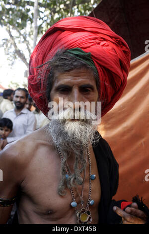 Lahore, Madhu Lal Hussain. 30 Mar, 2014. Un pakistano musulmano devoto in posa per una foto al santuario del Santo Sufi Hazrat Shah Hussain, popolarmente noto come Madhu Lal Hussain, in Pakistan orientale di Lahore il 30 marzo 2014. Il festival si è tenuto a Madhu Lal il santuario sulla sua 425th anniversario di nascita. Credito: Jamil Ahmed/Xinhua/Alamy Live News Foto Stock