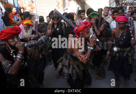 Lahore, Madhu Lal Hussain. 30 Mar, 2014. Il pakistan musulmani devoti colpo corna presso il santuario di Saint Sufi Hazrat Shah Hussain, popolarmente noto come Madhu Lal Hussain, in Pakistan orientale di Lahore il 30 marzo 2014. Il festival si è tenuto a Madhu Lal il santuario sulla sua 425th anniversario di nascita. Credito: Jamil Ahmed/Xinhua/Alamy Live News Foto Stock