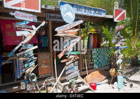 Negozio di Dive segno fatto di pezzi di driftwood in bianco sulla baia di Jost Van Dyke BVI Foto Stock