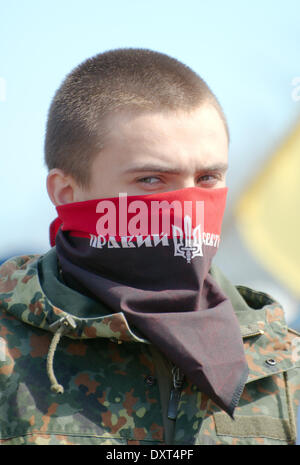 Marzo 30 , Odessa, Ucraina . Radical ' settore destro ' e di auto-difesa maidaïen . Odessa, Ucraina. Il 30 marzo, 2014. Rally sostenitori marzo maidaïen in Odessa. Questo incontro è dedicato al Giorno del Ricordo 40 giorni dopo l'ucciso di 'sotnia celeste." In un rally a cui hanno partecipato più di cinque mila persone. Il principale slogan : ' Gloria in Ucraina - eroi di Gloria' ' la morte per i nemici ' 'eroi non muoiono - Die nemici ' 'Oleksandr Muzychko (Sashko Bily) - prendiamo vendetta per voi ' Credito: Andrey Nekrasov/Alamy Live News Foto Stock