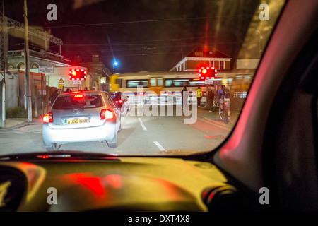 La guida di notte il livello di pericolo che attraversa Londra UK GB Foto Stock