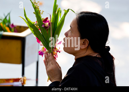 Donna che prega in Wat Phra Yai tempio in Pattaya, Thailandia Foto Stock