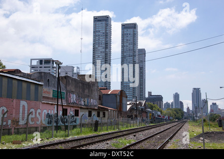 Vista dei binari della ferrovia e alti edifici nel quartiere Palermo di Buenos Aires, Argentina. Foto Stock