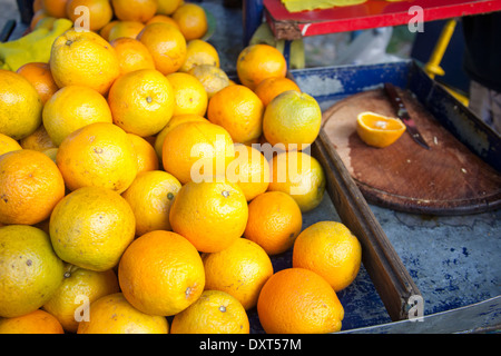 Arance utilizzato da un venditore ambulante vendita di succo di frutta appena spremuto a Buenos Aires, Argentina. Foto Stock