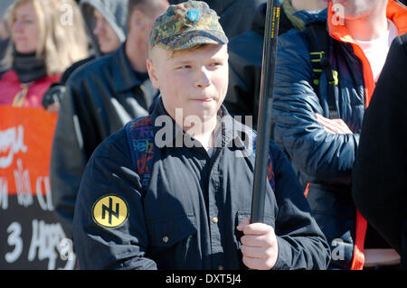 Marzo 30 , Odessa, Ucraina . Radical ' settore destro ' e di auto-difesa maidaïen . Odessa, Ucraina. Il 30 marzo, 2014. Rally sostenitori marzo maidaïen in Odessa. Questo incontro è dedicato al Giorno del Ricordo 40 giorni dopo l'ucciso di 'sotnia celeste." In un rally a cui hanno partecipato più di cinque mila persone. Il principale slogan : ' Gloria in Ucraina - eroi di Gloria' ' la morte per i nemici ' 'eroi non muoiono - Die nemici ' 'Oleksandr Muzychko (Sashko Bily) - prendiamo vendetta per voi ' Credito: Andrey Nekrasov/Alamy Live News Foto Stock