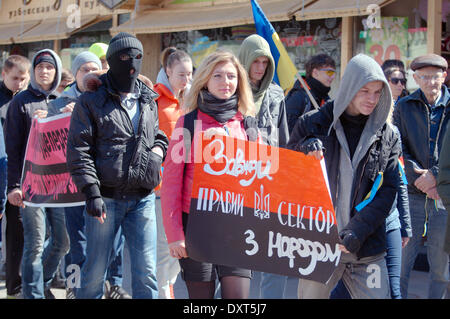 Marzo 30 , Odessa, Ucraina . Radical ' settore destro ' e di auto-difesa maidaïen . Odessa, Ucraina. Il 30 marzo, 2014. Rally sostenitori marzo maidaïen in Odessa. Questo incontro è dedicato al Giorno del Ricordo 40 giorni dopo l'ucciso di 'sotnia celeste." In un rally a cui hanno partecipato più di cinque mila persone. Il principale slogan : ' Gloria in Ucraina - eroi di Gloria' ' la morte per i nemici ' 'eroi non muoiono - Die nemici ' 'Oleksandr Muzychko (Sashko Bily) - prendiamo vendetta per voi ' Credito: Andrey Nekrasov/Alamy Live News Foto Stock