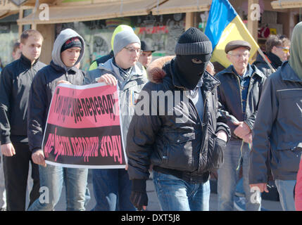 Marzo 30 , Odessa, Ucraina . Radical ' settore destro ' e di auto-difesa maidaïen . Odessa, Ucraina. Il 30 marzo, 2014. Rally sostenitori marzo maidaïen in Odessa. Questo incontro è dedicato al Giorno del Ricordo 40 giorni dopo l'ucciso di 'sotnia celeste." In un rally a cui hanno partecipato più di cinque mila persone. Il principale slogan : ' Gloria in Ucraina - eroi di Gloria' ' la morte per i nemici ' 'eroi non muoiono - Die nemici ' 'Oleksandr Muzychko (Sashko Bily) - prendiamo vendetta per voi ' Credito: Andrey Nekrasov/Alamy Live News Foto Stock