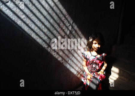 Dacca in Bangladesh. 30 Mar, 2014. Una ragazza che gioca nella propria mente in un corridoio, a Dhaka, nel Bangladesh, il 30 marzo 2014. © Zakir Hossain Chowdhury/NurPhoto/ZUMAPRESS.com/Alamy Live News Foto Stock