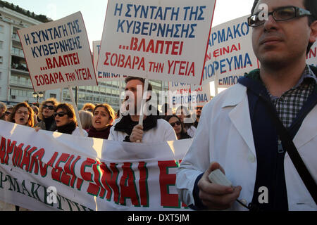 Atene, Grecia. 30 Mar, 2014. I manifestanti gridare slogan durante una manifestazione di protesta contro un nuovo disegno di legge di austerità che sarà discusso in Parlamento greco, ad Atene, Grecia, 30 marzo 2014. La Grecia del principale partito d opposizione di sinistra radicale SYRIZA partito della sfiducia proposta contro il ministro delle Finanze Yannis Stournaras è stata respinta dal Parlamento altoparlante su domenica pomeriggio nel tratto finale a una chiave di voto parlamentare su un omnibus riforma di legge che si terrà più tardi di Domenica. Credito: Marios Lolos/Xinhua/Alamy Live News Foto Stock