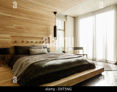 Moderno interiore camera da letto con letto in legno e scaffale in camera  da letto. Stile giapponese camera da letto Foto stock - Alamy