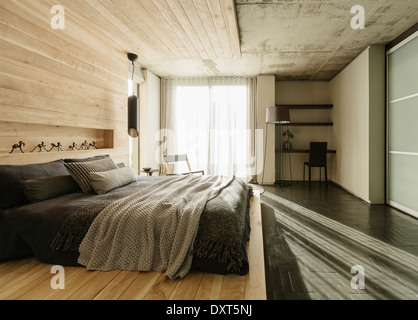 Moderno interiore camera da letto con letto in legno e scaffale in camera  da letto. Stile giapponese camera da letto Foto stock - Alamy