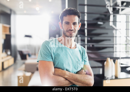 Ritratto di uomo sorridente con le braccia incrociate Foto Stock