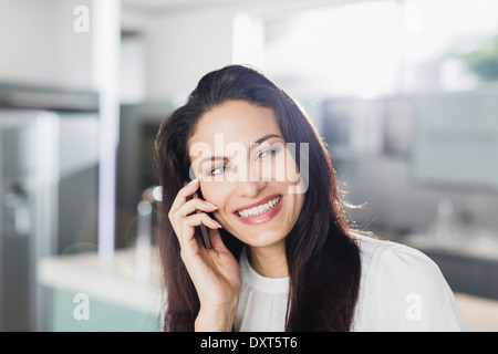 Donna felice parlando al cellulare Foto Stock