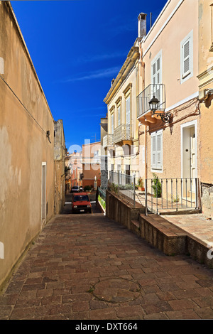 Piccola strada e le antiche mura a Carloforte, Isola di San Pietro, Sardegna, Italia Foto Stock