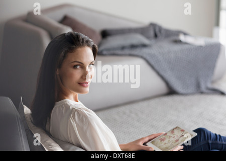 Ritratto di donna fiducioso con tavoletta digitale in camera da letto Foto Stock