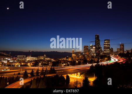 Seattle cityscape in prima serata da Jose Rizal Park Foto Stock