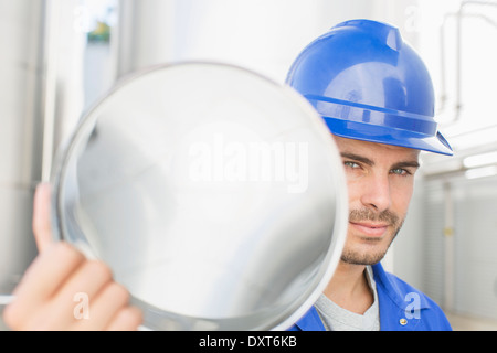 Ritratto di fiducia lavoratore tenendo un tubo in acciaio inossidabile Foto Stock