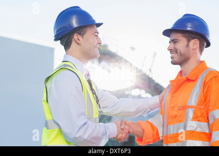 Imprenditore e lavoratore lo handshaking Foto Stock