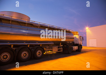 Acciaio inossidabile latte tanker parcheggiato di notte Foto Stock