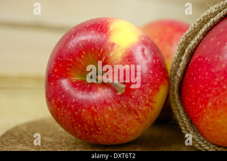 Fresche mele rosse. Raccolta di frutti. Foto Stock