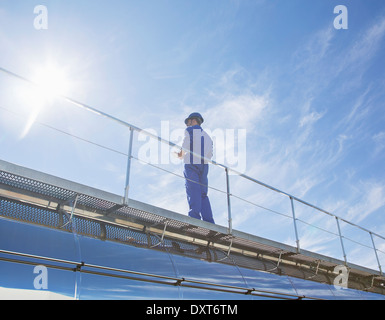 Lavoratore di sesso maschile che rimuove lo sporco dal divano con un  aspirapolvere professionale in ambienti interni Foto stock - Alamy