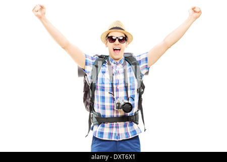 Sorridente escursionista maschio con le mani alzate gesticolando felicità Foto Stock