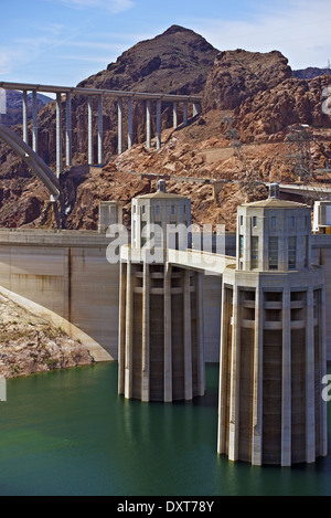 La diga di Hoover in Nevada, USA. Ponte di bypass in una distanza. Arizona-Nevada confine. Mondo famoso Dam. Foto Stock