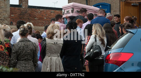 Bicester, Oxfordshire, Regno Unito . 30 Mar, 2014. Cappella Papale per le esequie del Ellie-May Doran (2) ucciso la scorsa settimana in un incidente. La Messa è stata celebrata presso la chiesa cattolica dell Immacolata Concezione a Bicester. Era frequentato da 150 -200 persone. Credito: Desmond Brambley/Alamy Live News Foto Stock