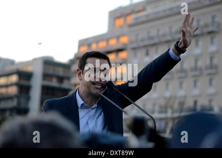 Atene, Grecia, Marzo 30th, 2014. Alexis Tsipras indirizzi come i manifestanti hanno inscenato una manifestazione di protesta per l'omnibus bill che si tradurrà in maggiore austerità e di recessione. Credito: Nikolas Georgiou / Alamy Live News Foto Stock