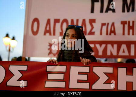 Atene, Grecia, Marzo 30th, 2014. I manifestanti gridare slogan contro il governo e l'omnibus bill per essere votato. Hanno inscenato una manifestazione di protesta per l'omnibus bill che si tradurrà in maggiore austerità e di recessione. Credito: Nikolas Georgiou / Alamy Live News Foto Stock