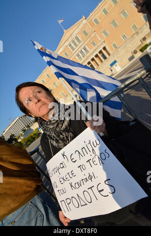 Atene, Grecia, Marzo 30th, 2014. I manifestanti gridare slogan contro il governo e l'omnibus bill per essere votato. Hanno inscenato una manifestazione di protesta per l'omnibus bill che si tradurrà in maggiore austerità e di recessione. Credito: Nikolas Georgiou / Alamy Live News Foto Stock