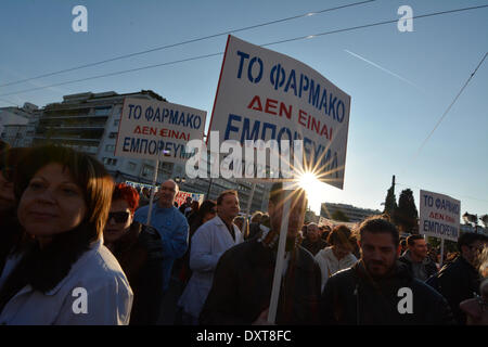 Atene, Grecia, Marzo 30th, 2014. I manifestanti gridare slogan contro il governo e l'omnibus bill per essere votato. Hanno inscenato una manifestazione di protesta per l'omnibus bill che si tradurrà in maggiore austerità e di recessione. Credito: Nikolas Georgiou / Alamy Live News Foto Stock