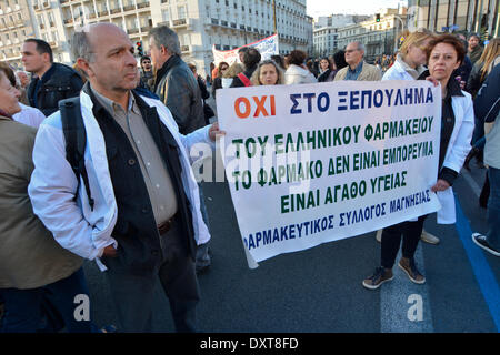 Atene, Grecia, Marzo 30th, 2014. I manifestanti gridare slogan contro il governo e l'omnibus bill per essere votato. Hanno inscenato una manifestazione di protesta per l'omnibus bill che si tradurrà in maggiore austerità e di recessione. Credito: Nikolas Georgiou / Alamy Live News Foto Stock