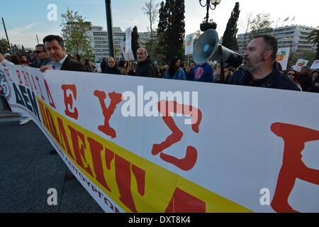 Atene, Grecia, Marzo 30th, 2014. I manifestanti gridare slogan contro il governo e l'omnibus bill per essere votato. Hanno inscenato una manifestazione di protesta per l'omnibus bill che si tradurrà in maggiore austerità e di recessione. Credito: Nikolas Georgiou / Alamy Live News Foto Stock