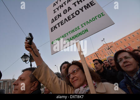 Atene, Grecia, Marzo 30th, 2014. I manifestanti gridare slogan contro il governo e l'omnibus bill per essere votato. Hanno inscenato una manifestazione di protesta per l'omnibus bill che si tradurrà in maggiore austerità e di recessione. Credito: Nikolas Georgiou / Alamy Live News Foto Stock